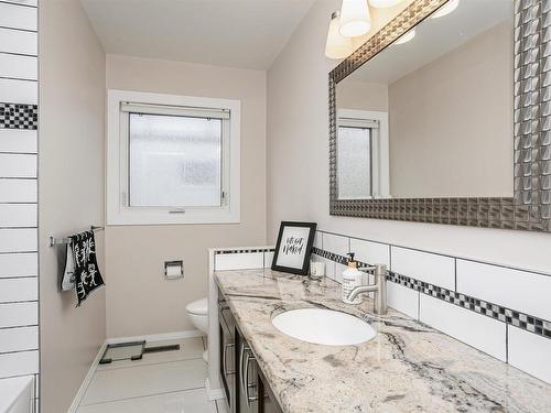 14719 59 Avenue, Edmonton, AB - Indoor Photo Showing Bathroom