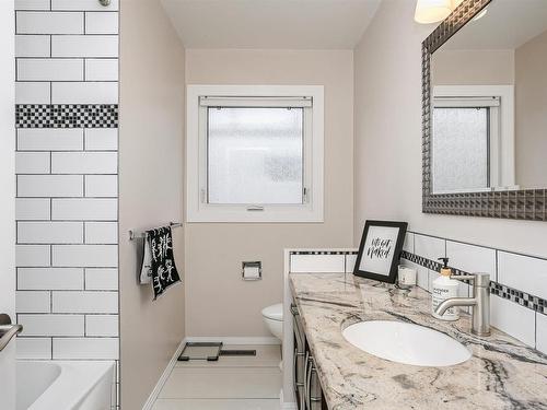 14719 59 Avenue, Edmonton, AB - Indoor Photo Showing Bathroom