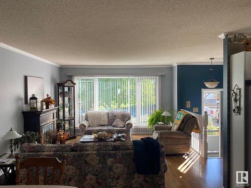 5014 52 Avenue, Calmar, AB - Indoor Photo Showing Living Room