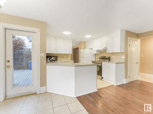 11307 10 Avenue, Edmonton, AB - Indoor Photo Showing Kitchen