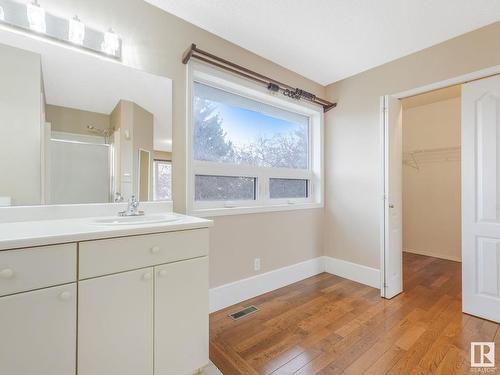 11307 10 Avenue, Edmonton, AB - Indoor Photo Showing Bathroom