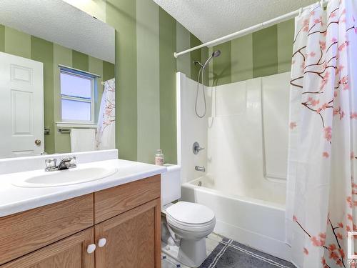 9011 166 Avenue, Edmonton, AB - Indoor Photo Showing Bathroom