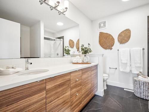 16715 34 Avenue, Edmonton, AB - Indoor Photo Showing Bathroom