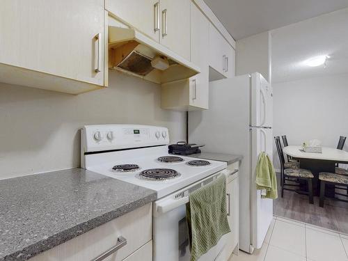 1134 Knottwood E, Edmonton, AB - Indoor Photo Showing Kitchen