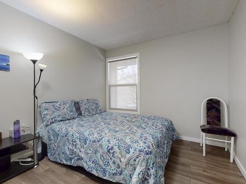 1134 Knottwood E, Edmonton, AB - Indoor Photo Showing Bedroom