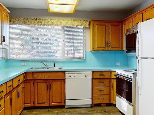 115 Spatinow Drive, Wetaskiwin, AB - Indoor Photo Showing Kitchen With Double Sink