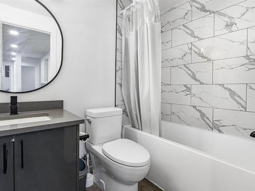 1632 14 Avenue, Edmonton, AB - Indoor Photo Showing Bathroom