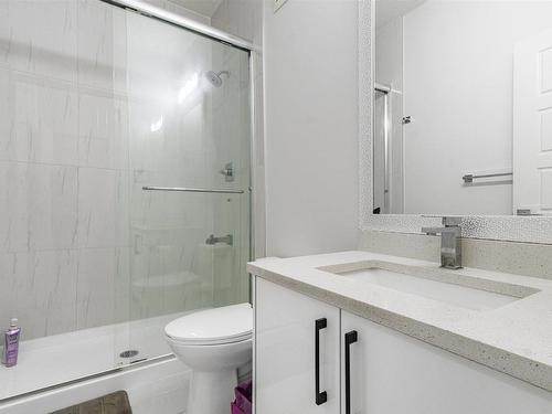 1632 14 Avenue, Edmonton, AB - Indoor Photo Showing Bathroom