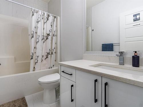 1632 14 Avenue, Edmonton, AB - Indoor Photo Showing Bathroom