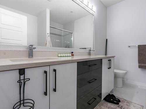 1632 14 Avenue, Edmonton, AB - Indoor Photo Showing Bathroom