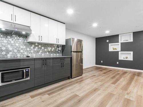 1632 14 Avenue, Edmonton, AB - Indoor Photo Showing Kitchen