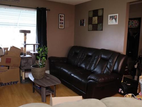 4616 45 Ave, Wetaskiwin, AB - Indoor Photo Showing Living Room