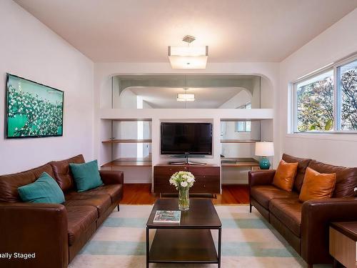 15731 110B Avenue, Edmonton, AB - Indoor Photo Showing Living Room