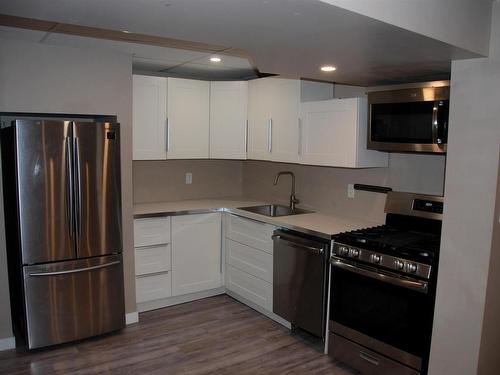 16805 95 Avenue, Edmonton, AB - Indoor Photo Showing Kitchen