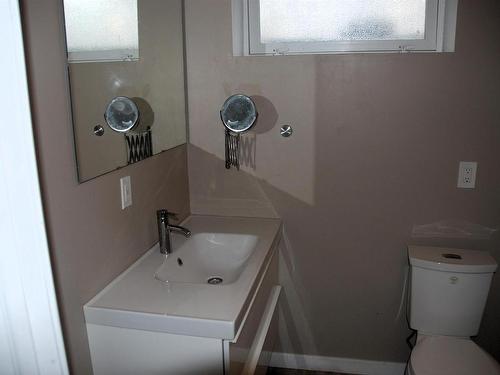 16805 95 Avenue, Edmonton, AB - Indoor Photo Showing Bathroom