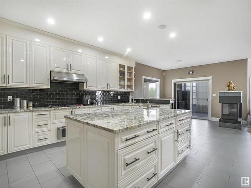 831 Wildwood Crescent, Edmonton, AB - Indoor Photo Showing Kitchen With Upgraded Kitchen