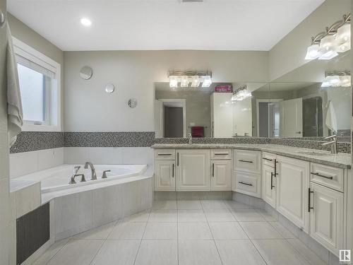 831 Wildwood Crescent, Edmonton, AB - Indoor Photo Showing Bathroom