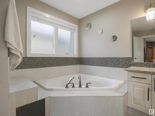 831 Wildwood Crescent, Edmonton, AB - Indoor Photo Showing Bathroom