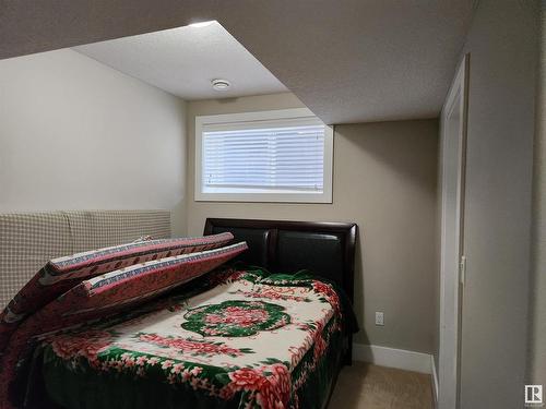 831 Wildwood Crescent, Edmonton, AB - Indoor Photo Showing Bedroom