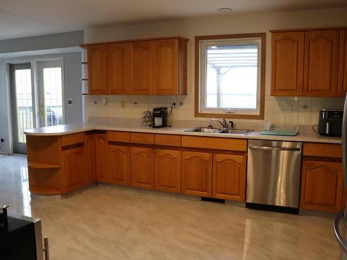 471019 Rge Rd 250, Rural Wetaskiwin County, AB - Indoor Photo Showing Kitchen With Double Sink