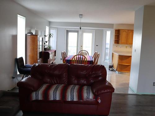 471019 Rge Rd 250, Rural Wetaskiwin County, AB - Indoor Photo Showing Living Room