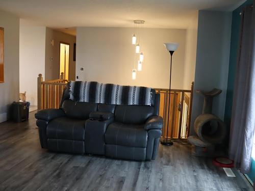 471019 Rge Rd 250, Rural Wetaskiwin County, AB - Indoor Photo Showing Living Room