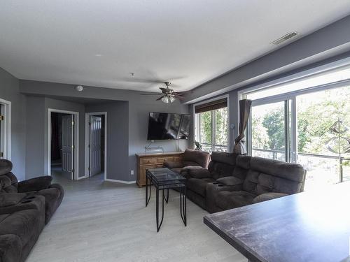 103 10711 83 Avenue, Edmonton, AB - Indoor Photo Showing Living Room