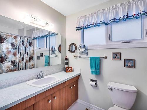 8704 128 Avenue, Edmonton, AB - Indoor Photo Showing Bathroom