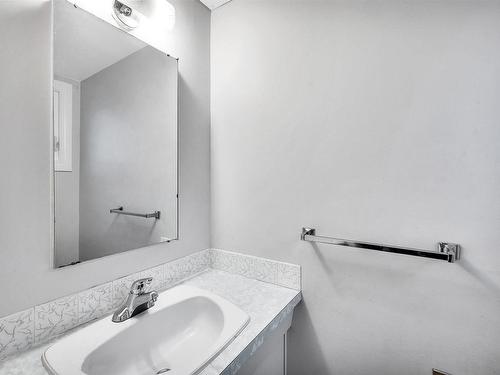 8704 128 Avenue, Edmonton, AB - Indoor Photo Showing Bathroom