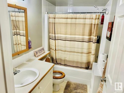 5024 39 Street, Sylvan Lake, AB - Indoor Photo Showing Bathroom