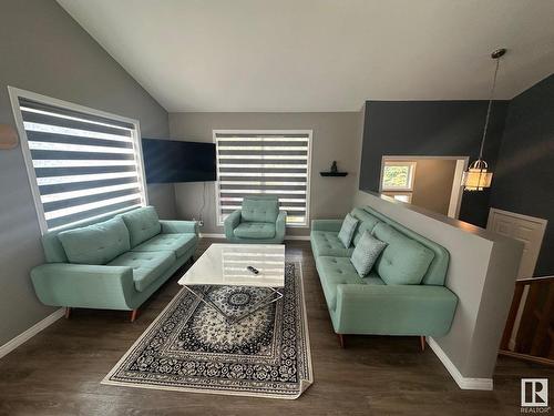 5024 39 Street, Sylvan Lake, AB - Indoor Photo Showing Living Room