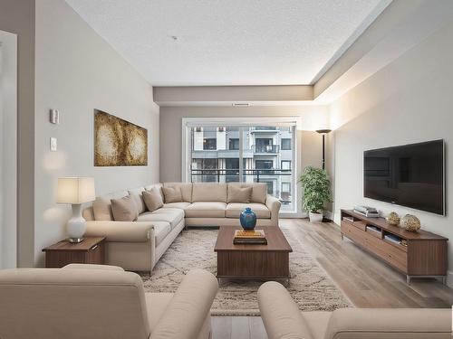 223 524 Griesbach Parade, Edmonton, AB - Indoor Photo Showing Living Room