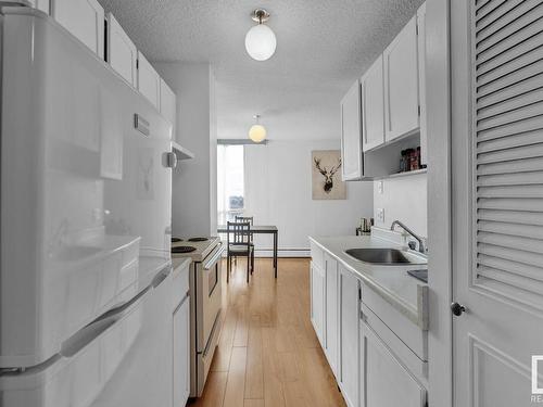 502 10883 Saskatchewan Drive, Edmonton, AB - Indoor Photo Showing Kitchen