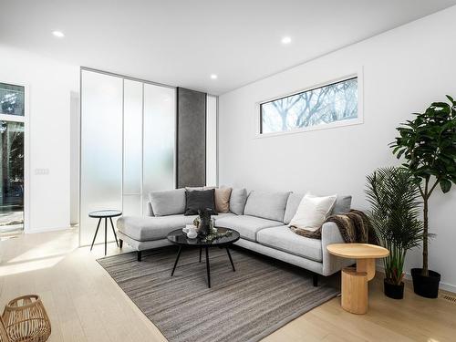 9252 76 Street, Edmonton, AB - Indoor Photo Showing Living Room