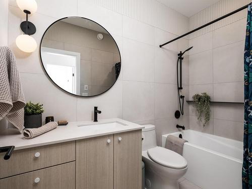 9252 76 Street, Edmonton, AB - Indoor Photo Showing Bathroom