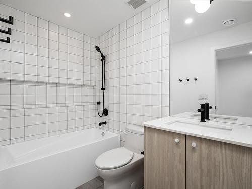 9252 76 Street, Edmonton, AB - Indoor Photo Showing Bathroom