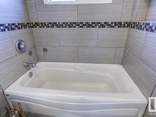 4208 104 Avenue, Edmonton, AB - Indoor Photo Showing Bathroom