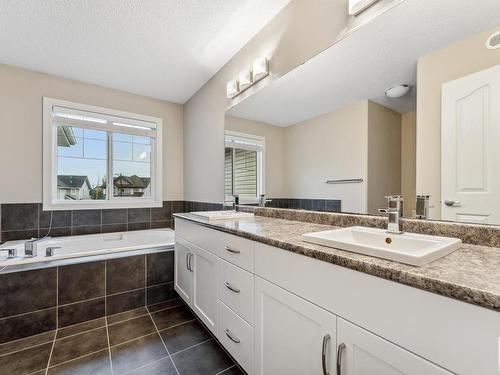 3915 Agar Court, Edmonton, AB - Indoor Photo Showing Bathroom