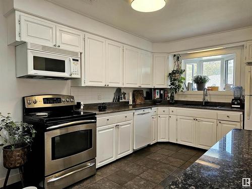 9535 148 Street, Edmonton, AB - Indoor Photo Showing Kitchen