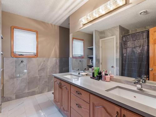 15719 77 Street, Edmonton, AB - Indoor Photo Showing Bathroom