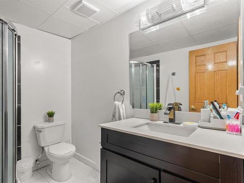 15719 77 Street, Edmonton, AB - Indoor Photo Showing Bathroom