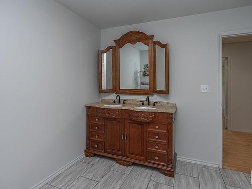 14 52312 Rge Rd 220, Rural Strathcona County, AB - Indoor Photo Showing Bathroom