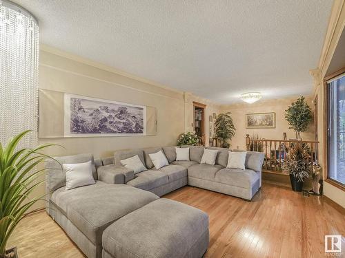 181 22555 Twp Road 530, Rural Strathcona County, AB - Indoor Photo Showing Living Room