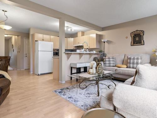 5523 163 Av, Edmonton, AB - Indoor Photo Showing Living Room