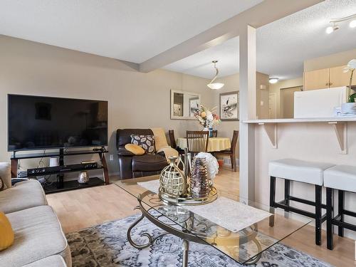 5523 163 Av, Edmonton, AB - Indoor Photo Showing Living Room