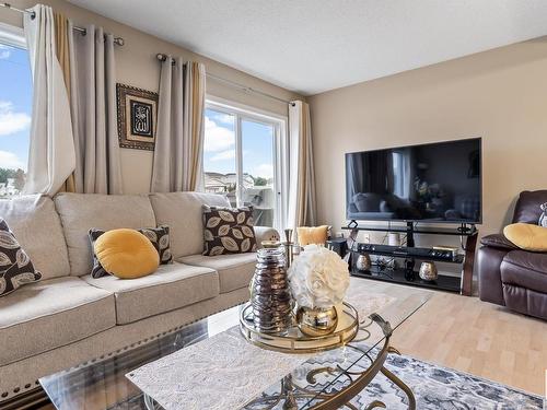 5523 163 Av, Edmonton, AB - Indoor Photo Showing Living Room