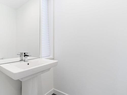 12143 107 Street, Edmonton, AB - Indoor Photo Showing Bathroom