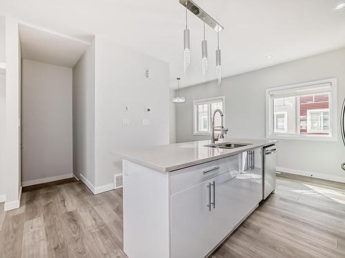 13 2803 14 Avenue, Edmonton, AB - Indoor Photo Showing Kitchen