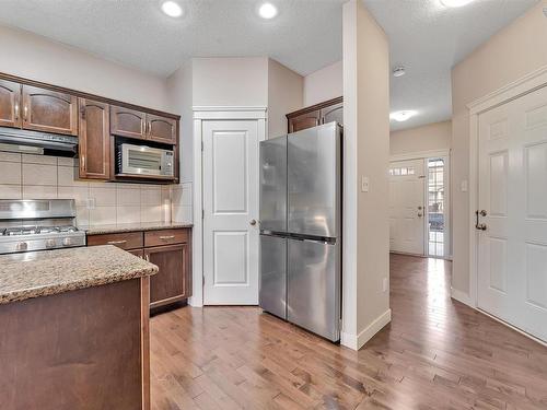 2815 17 Avenue Nw, Edmonton, AB - Indoor Photo Showing Kitchen