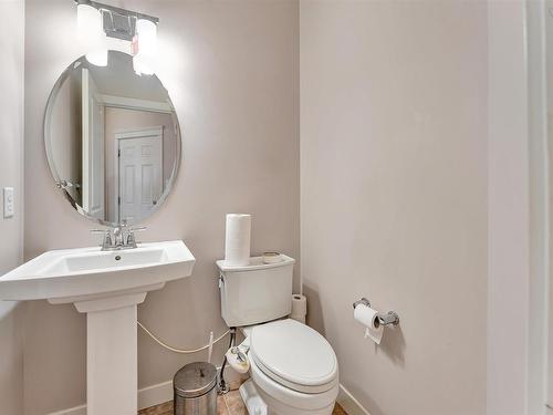 2815 17 Avenue Nw, Edmonton, AB - Indoor Photo Showing Bathroom